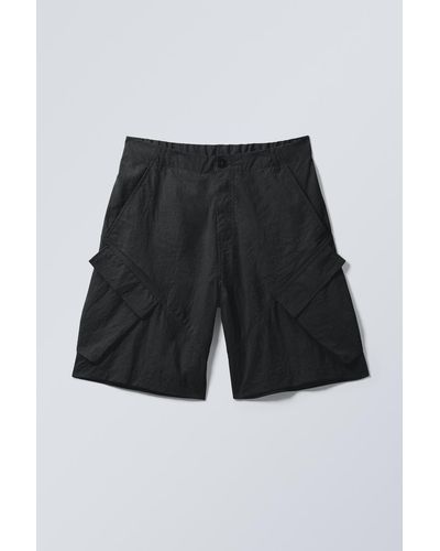 Weekday Schräg geschnittene, relaxte Cargo-Shorts - Schwarz