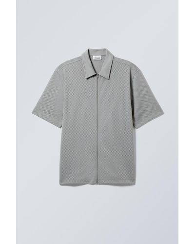 Weekday Lockeres Mesh-Shirt mit Reißverschluss - Grau