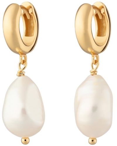 Scream Pretty Baroque Pearl huggie Earrings - Metallic