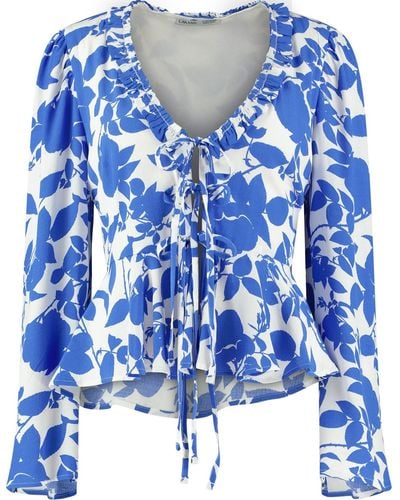 Lavaand The Fia Tie Front Top In Floral - Blue