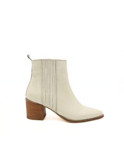 Stivali New York Stagecoach Western Inspired Chelsea Booties In Ivory Leather - Natural