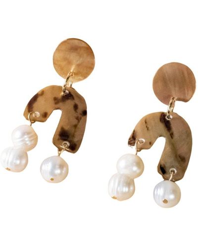 LIKHÂ Tiger Asymmetrical Pearl Earrings - Metallic