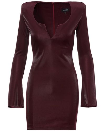 BLUZAT Burgundy Bodycon Mini Dress With V-neck Detail And Structured Shoulders - Purple