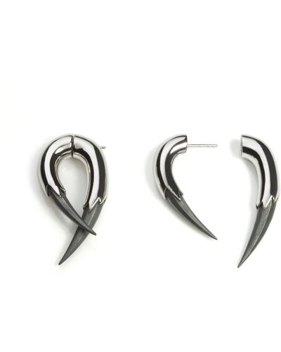 Kasun Vampire Claw Earrings - Metallic