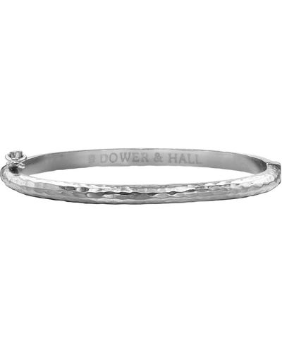 Dower & Hall 4.5mm Hinged Hammered Nomad Bangle In - Metallic