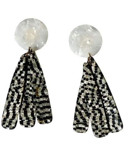 CLOSET REHAB Petal Drop Earrings In All Checked Out - White