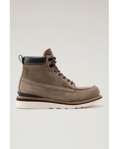 Woolrich Moc Toe Boots In Suede - Brown