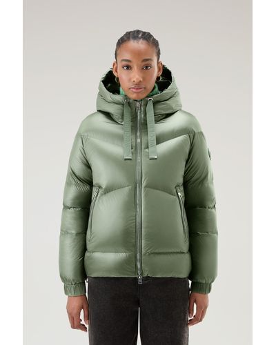 Woolrich Aliquippa Short Down Jacket In Glossy Nylon - Green