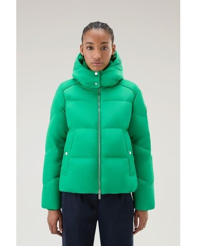 Woolrich Short Alsea Down Jacket In Stretch Nylon With Detachable Hood - Green