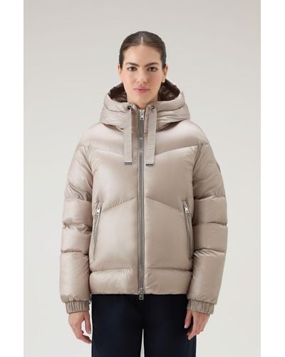 Woolrich Aliquippa Short Down Jacket In Glossy Nylon - Natural
