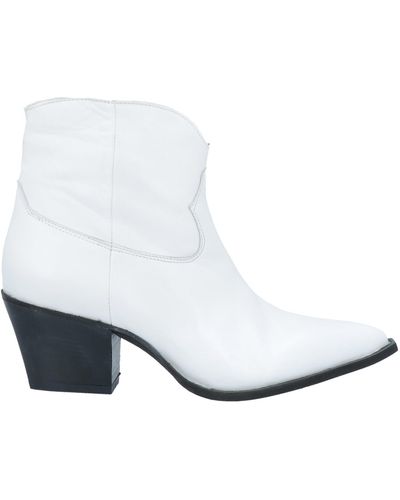 Rebel Queen Ankle Boots - White