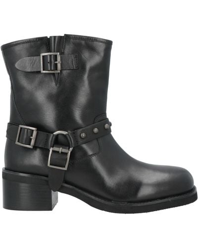 Emanuélle Vee Ankle Boots - Black