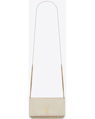 Saint Laurent Cassandre handyhülle mit riemen aus glänzendem leder mit krokoprägung weiß - Mehrfarbig