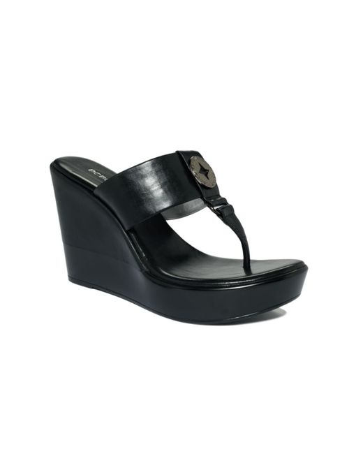 BCBGeneration Quo Thong Wedge Sandals in Black | Lyst
