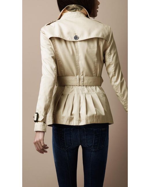 Burberry Brit Short Cotton Gabardine Pin Tuck Trench Coat in Natural | Lyst