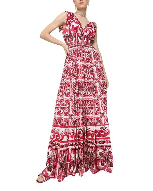 Robe longue en popeline à imprimé majoliques Dolce & Gabbana en coloris Red