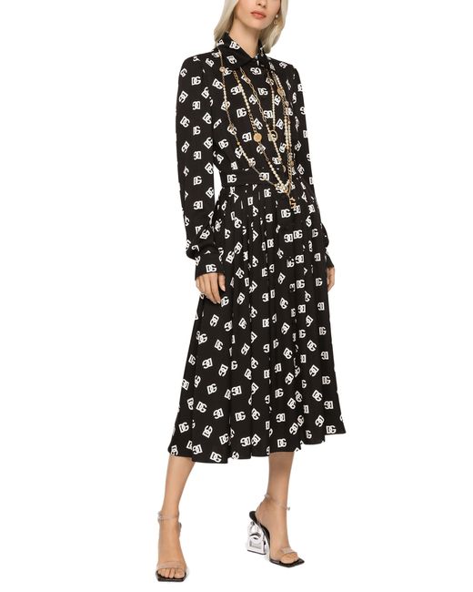 Robe mi-longue en charmeuse à imprimé DG all-over Dolce & Gabbana en coloris Black