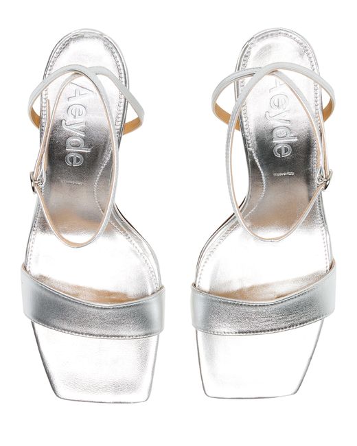 Sandales Fenna En Cuir Nappa Laminé Aeyde en coloris White