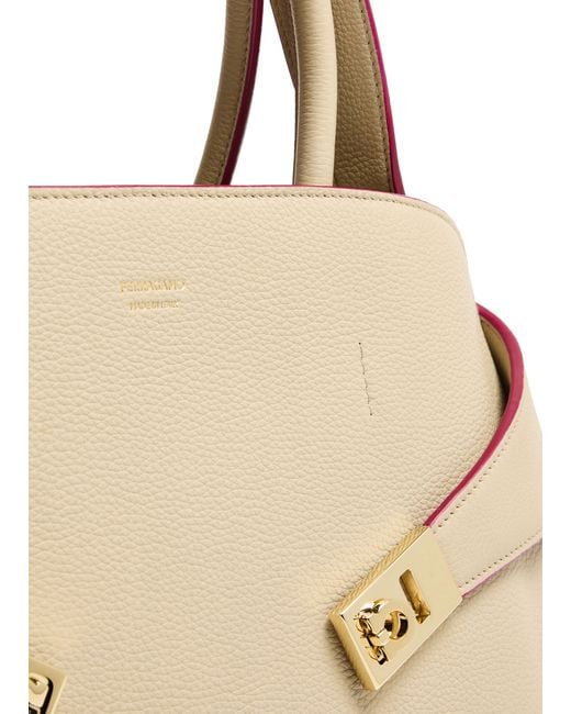 Ferragamo Metallic Handtasche Hug