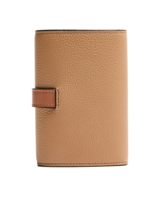 Petit Portefeuille Vertical En Cuir De Veau Grainé Souple Loewe en coloris Natural