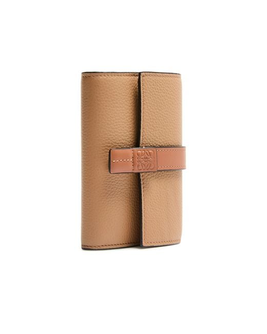Petit Portefeuille Vertical En Cuir De Veau Grainé Souple Loewe en coloris Natural