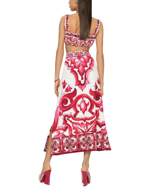 Jupe mi-longue fendue en charmeuse à imprimé majoliques Dolce & Gabbana en coloris Red