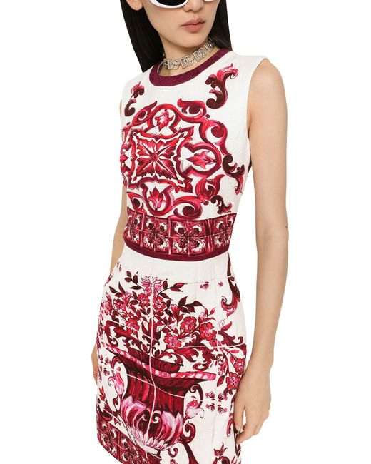 Dolce & Gabbana Red Kurzes Brokat-Kleid mit Majolika-Print