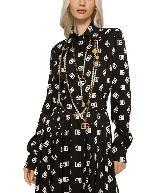 Robe mi-longue en charmeuse à imprimé DG all-over Dolce & Gabbana en coloris Black
