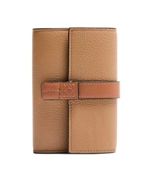Petit Portefeuille Vertical En Cuir De Veau Grainé Souple Loewe en coloris Natural