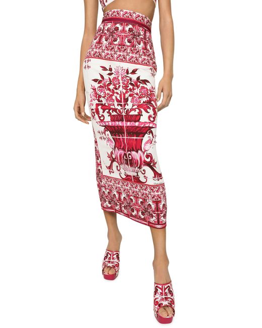 Jupe mi-longue en charmeuse à imprimé majoliques Dolce & Gabbana en coloris Red