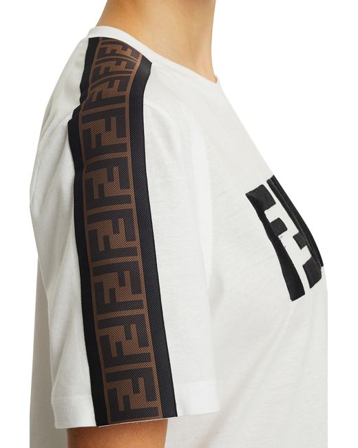 【送料無料/新品】 【FENDI】Logo Debossed Tシャツ Tシャツ・カットソー Fendi Logo Tape Short Sleeved T Shirt, Text-print Pattern in White