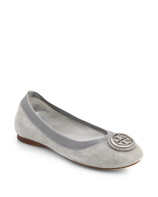 Tory Burch Caroline 2 Metallic Suede Ballet Flats in Gray | Lyst