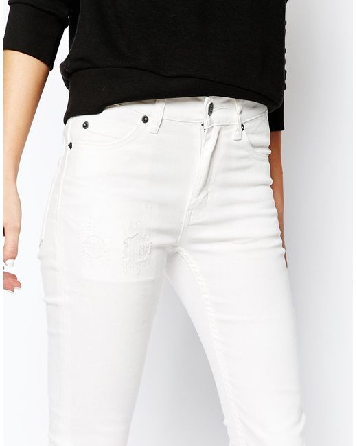 The Best White Denim To Make You Look And Feel Your Best The perfect alternative to typical blue jeans, a pair of white jeans will add an air of ease and brightness to your outfit. Since it can often be difficult to find the most flattering and comfortable pair of white denim, we used our algorithm to do the work for you by bringing you the 10 most popular and loved white skinny jeans.