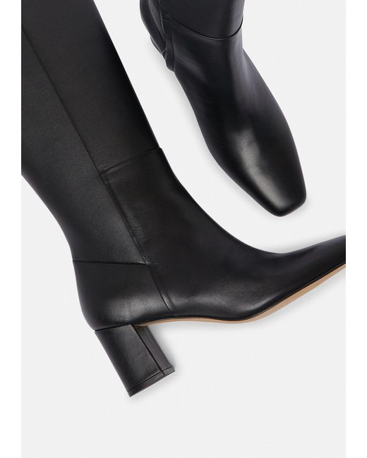 Comma, Black Stiefel