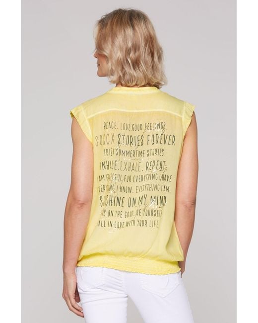 SOCCX Yellow Ärmellose Bluse Mit Gesmoktem Saum Und Rückenprint