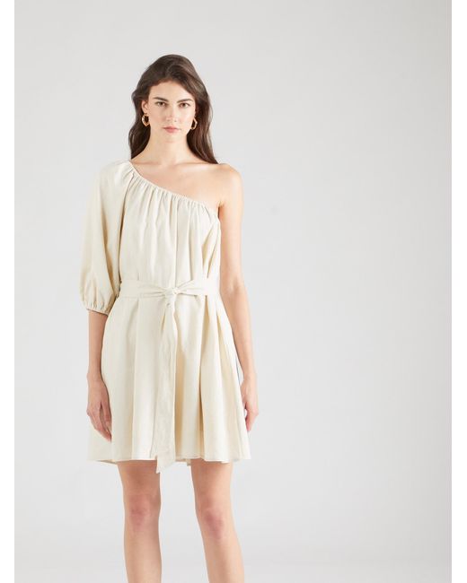 millane White Kleid