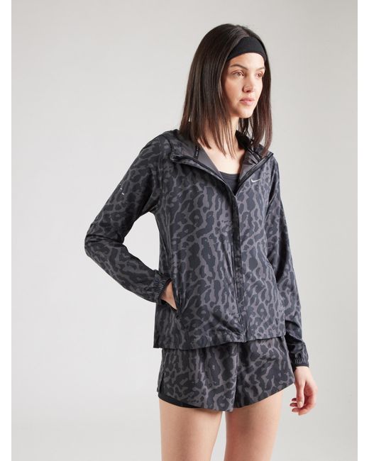 Nike Black Sportjacke 'Swift Nvlt'