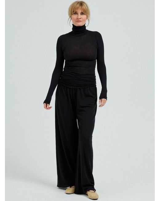 Seamless Basic Black Sweater Nouveau
