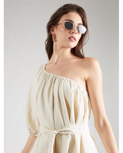 millane White Kleid