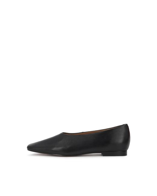 Kazar White Pumps