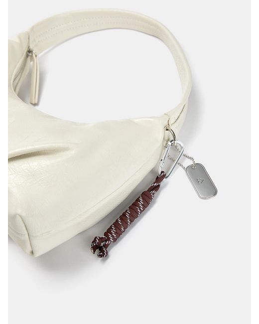 Pull&Bear White Schultertasche Charm