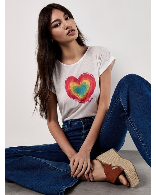 Apricot White Heart Print Graphic T-Shirt