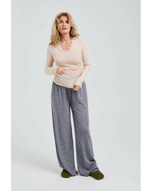 Seamless Basic White Top Romance