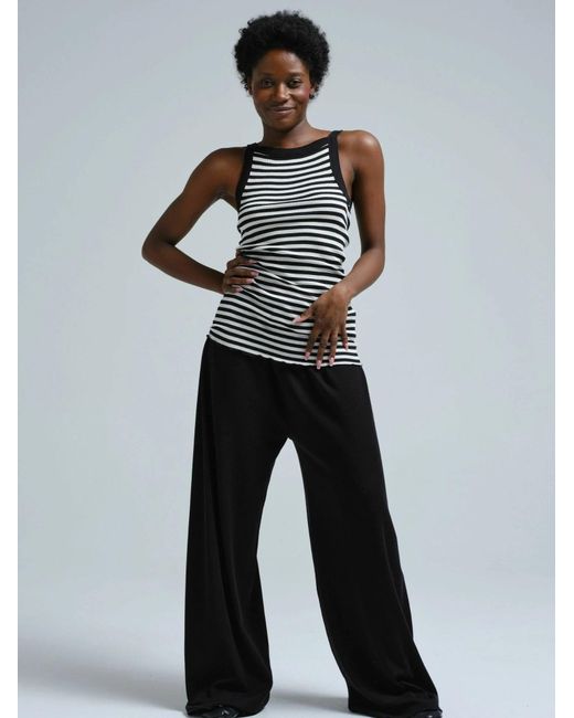 Seamless Basic Black Top Silky Daze