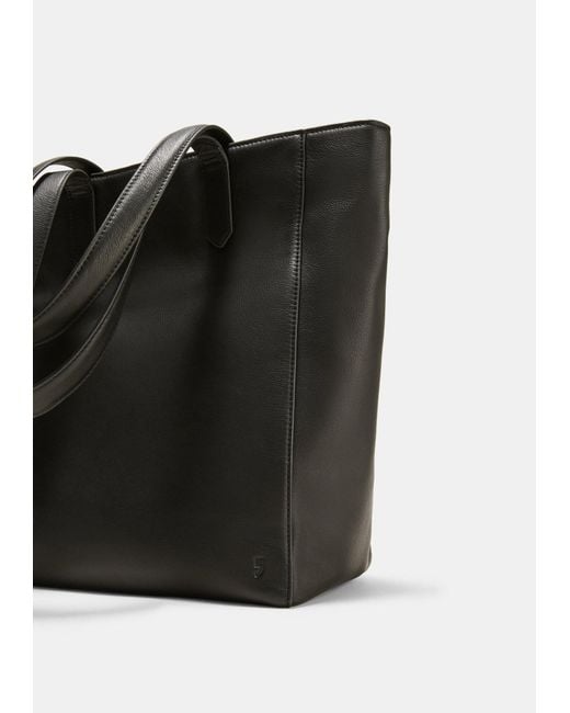 Comma, Black Shopper