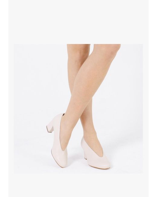 Daniel White Aneso Cream Leather V Front Court Shoes