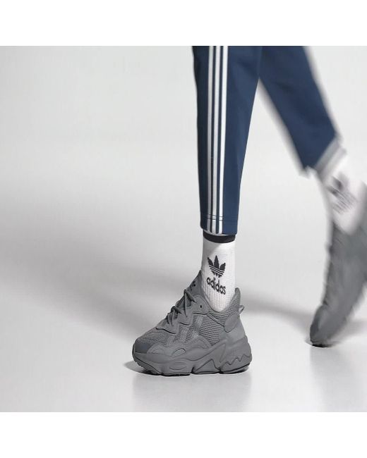 Scarpe Ozweego di Adidas in Gray