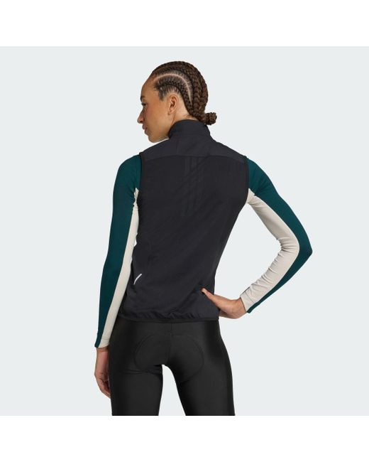 Gilet Antivento Essentials di Adidas in Black