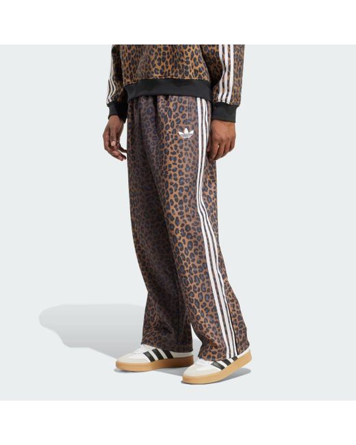 Adidas Firebird Loose Leopard Trainingshose in Brown für Herren