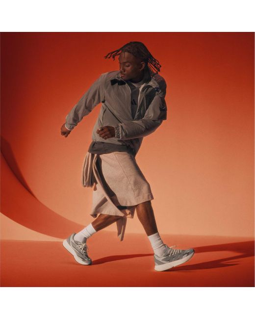 Scarpe Lightblaze di Adidas in Gray
